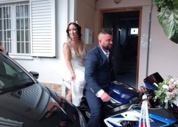 Ο γαμπρός (Κώνσταντίνος) και η νύφη (Μαρία) με GSXR στο Δημαρχείο για να παντρευτούν