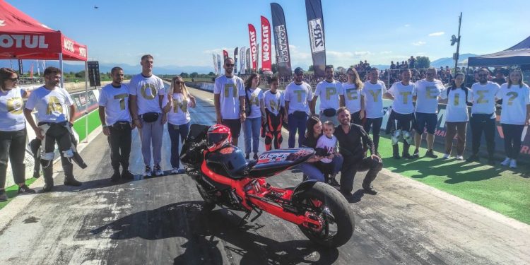 Ο “Casper” έκανε πρόταση γάμου σε αγώνα Dragster μπροστά σε χιλιάδες θεατές