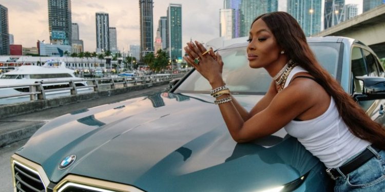 Η Ναόμι Κάμπελ γίνεται συνδημιουργός της επικοινωνίας για το λανσάρισμα της πρώτης BMW XM