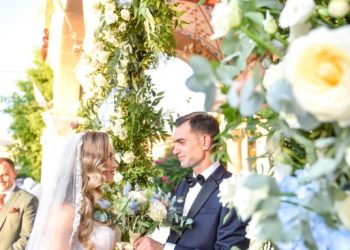 Νίκος + Λέτα: Ακόμα ένα “δικό μας” ζευγάρι στα σκαλιά της εκκλησίας