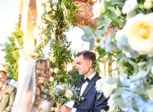 Νίκος + Λέτα: Ακόμα ένα “δικό μας” ζευγάρι στα σκαλιά της εκκλησίας