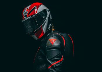 Γλυκερία Λύτρα: Χωρίς κράνος με την ανοχή της Τροχαίας;