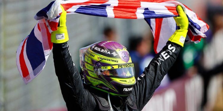 «FORMULA 1»: Θριαμβευτική νίκη του Χάμιλτον μέσα στην έδρα του