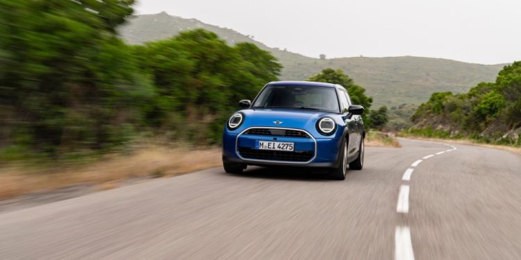 Το νέο 5θυρο MINI Cooper S: Περισσότεροι χώροι και άφθονη διασκεδαστική οδήγηση