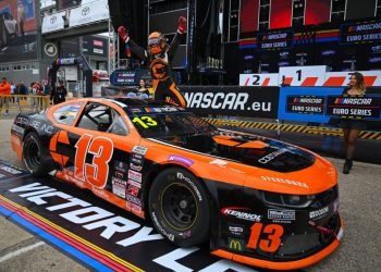 Ο Θωμάς Κρασώνης έγραψε ιστορία στη Βαλένθια με την πρώτη νίκη του στο NASCAR Euro Series!