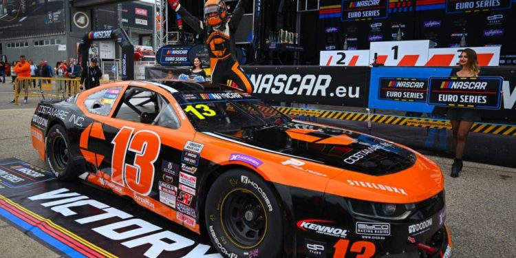 Ο Θωμάς Κρασώνης έγραψε ιστορία στη Βαλένθια με την πρώτη νίκη του στο NASCAR Euro Series!