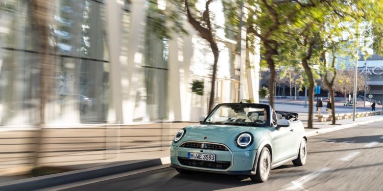 Το MINI Cooper Cabrio S σε Ocean Wave Green