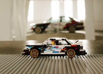 Το BMW Group και ο Όμιλος LEGO τιμούν την BMW M3 E30