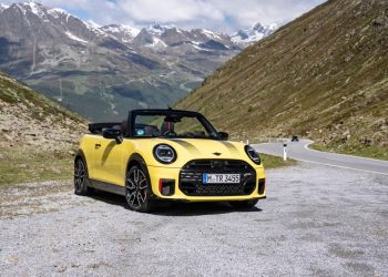 Το MINI John Cooper Works Cabrio: Κορυφαίες επιδόσεις με ανοιχτή οροφή