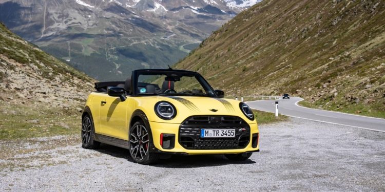 Το MINI John Cooper Works Cabrio: Κορυφαίες επιδόσεις με ανοιχτή οροφή